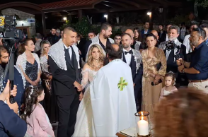 Ζευγάρι στην Κρήτη παντρεύτηκε με ...20 κουμπάρους