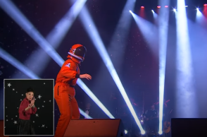 Διερμηνέας νοηματικής στην εκδήλωση στο Σύνταγμα