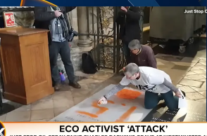 Ακτιβίστριες κατά της κλιματικής αλλαγής έριξαν μπογιά στον τάφο του Δαρβίνου στο Αββαείο του Ουέστμινστερ