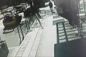 Βίντεο - ντοκουμέντο με τον οδηγό ταξί να κλέβει τις τραπεζικές κάρτες των πελατών - Τους παρέσυρε για να ξεφύγει