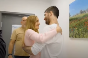 Ο Ισραηλινός όμηρος απελευθερώθηκε και συνάντησε για πρώτη φορά το τρίτο του παιδί