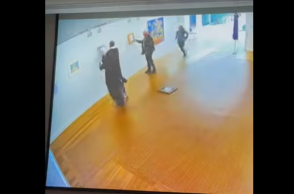 Εθνική Πινακοθήκη: Βίντεο ντοκουμέντο από τη στιγμή που ο Νίκος Παπαδόπουλος βανδαλίζει τα έργα τέχνης