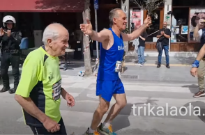 Αποθέωση για τον 89χρονο που τερμάτισε στον Ημιμαραθώνιο Καλαμπάκα - Τρίκαλα 