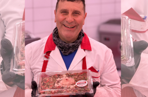 Ο κρεοπώλης Γιάννης Μαρόλης με το μαγειρίτσα kit 