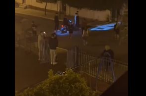 Πόρος: Παρέα νεαρών πέταξε βαρελότα στα πόδια 85χρονης 