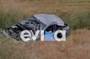 Σε χωράφι το όχημα