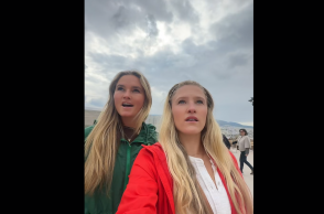 Τουρίστριες μένουν με το στόμα ανοιχτό αντικρίζοντας Παρθενώνα, Καλντέρα και Δελφούς