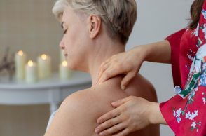 Εμμηνόπαυση και παγωμένος ώμος: Υπάρχει σύνδεση;