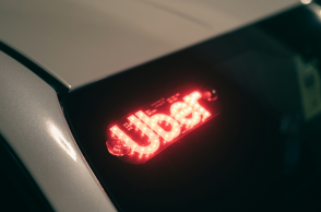 Κατηγορίες κατά της Uber για αλγόριθμους που μειώνουν τις αμοιβές οδηγών - Τι αναφέρουν οι καταγγελίες