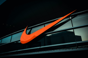 Οι δασμοί Τραμπ κοστίζουν ακριβά στη Nike – Στροφή εκτός Κίνας και αυξήσεις τιμών