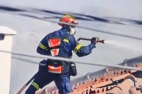  Παλαιά Φώκαια: Η στιγμή που πυροσβέστης ανεβαίνει με αυτοθυσία σε σκεπή φλεγόμενου σπιτιού 