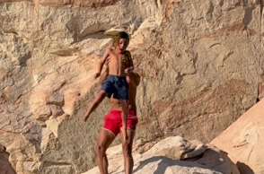 Influencer πέταξε από βράχο τον 7χρονο γιο του, για να μάθει να αντιμετωπίζει τους φόβους του