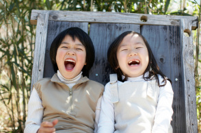 Η Κίνα προσφέρει έως και 1.500 δολάρια στους γονείς για να ενισχύσει τις γεννήσεις