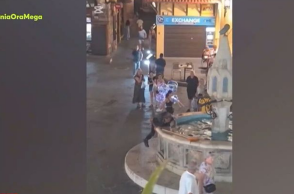 Ρόδος: Εισαγγελική εντολή για εντοπισμό και σύλληψη του άνδρα που έριξε τον άστεγο στο συντριβάνι