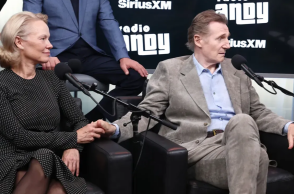 Πάμελα Άντερσον και Λίαμ Νίσον αποκαλύπτουν πώς γνωρίστηκαν - Η αντίδραση του ηθοποιού όταν την είδε από κοντά