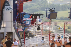 Ατύχημα σε λούνα παρκ στην Αγγλία: Επιβάτες έμειναν κρεμασμένοι ανάποδα για 20 λεπτά σε παιχνίδι που ακινητοποιήθηκε στον αέρα 