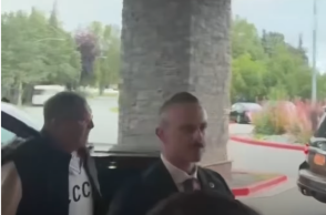 Ο Σεργκέι Λαβρόφ έφτασε στην Αλάσκα με μπλουζάκι που φαίνεται να γράφει ... ΕΣΣΔ