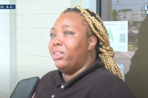 Εργαζόμενη σε fast food έκανε τα πάντα ολομόναχη για 12 ώρες, έγινε viral και απολύθηκε