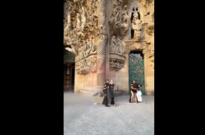 Ακτιβίστριες έριξαν κόκκινη μπογιά στην πρόσοψη της Σαγράδα Φαμίλια στη Βαρκελώνη