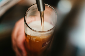 Πώς η μειωμένη κατανάλωση μπύρας στη Γερμανία φέρνει ραγδαία άνοδος για τις μη αλκοολούχες ποικιλίες