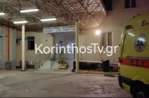 Νοσοκομείο Κορίνθου και ασθενοφόρο στην είσοδό του