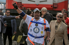 Αιγύπτιος παλαιστής τράβηξε με τα δόντια δύο σκάφη βάρους 1.150 τόνων © Mohamed Elshahed/Anadolu via Getty Images