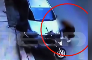 Γυναίκα φαίνεται να σκάει λάστιχα αυτοκινήτων 