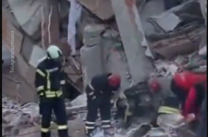 Κωνσταντινούπολη: Νεκρό ανασύρθηκε 12χρονο αγόρι από τα ερείπια της πολυκατοικίας που κατέρρευσε