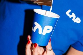 Αλυσίδα καφέ στο Βερολίνο δέχθηκε επιθέσεις με μπογιές στα καταστήματά της επειδή πουλά φθηνό καπουτσίνο