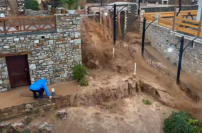 Πλημμυρισμένος δρόμος στη Θάσο