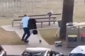 Μακελειό στο Σίδνεϊ: Η στιγμή που ήρωας - περαστικός αφοπλίζει δράστη - Δείτε το βίντεο