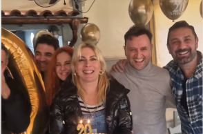 Στο Παρά Πέντε: Οι πρωταγωνιστές γιόρτασαν τα 20 χρόνια στην Αίγινα - Δείτε το βίντεο