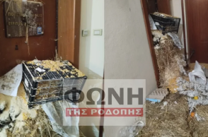 Κομοτηνή: Αγρότες έριξαν άχυρα και κοπριά έξω από το γραφείο του Ευριπίδη Στυλιανίδη