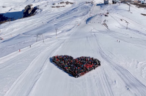 Σκιέρ σχημάτισαν μία καρδιά στο χιόνι για τα θύματα της τραγωδίας στο Κραν-Μοντανά