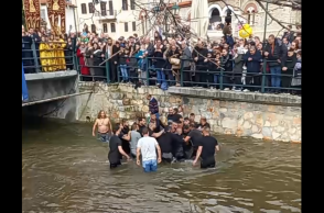 Θεοφάνια 2026: Στη Φλώρινα βούτηξαν για τον Σταυρό και πιάστηκαν στα χέρια - Δείτε το βίντεο