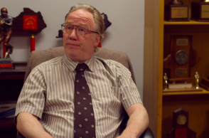 Ο Τίμοθι Μπάσφιλντ παραδόθηκε μετά τις κατηγορίες σεξουαλικής κακοποίησης ανηλίκων