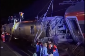 Εικόνα από το σημείο του εκτροχιασμού του τρένου στην Ισπανία