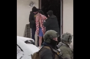 Μινεσότα: Η ICE εισέβαλε στο σπίτι 56χρονου και τον έσυρε μισόγυμνο μέσα στο χιόνι