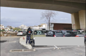 Ηράκλειο: Κομμάτι τσιμέντου έπεσε από γέφυρα και έσπασε παρμπρίζ αυτοκινήτου