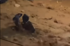 Απίστευτες εικόνες από την Άνω Γλυφάδα: Πολίτες σώζουν γυναίκα που παρασύρεται από τα ορμητικά νερά