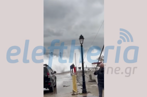 Κακοκαιρία: Βίντεο ντοκουμέντο από τη στιγμή που τα τεράστια κύματα παρασύρουν τον λιμενικό στο Άστρος 