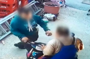 Ο 17χρονος με τον πατέρα του στη Λέρο από κάμερα ασφαλείας