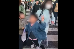 Γυναίκα σπρώχνει παιδάκι σε διάβαση