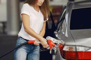 Γυναίκα βάζει βενζίνη σε αυτοκίνητο
