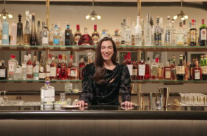Η Ντούα Λίπα σε ρόλο bartender φτιάχνει κοκτέιλ εμπνευσμένα από αγαπημένα της τραγούδια - Ποια τραγούδια επέλεξε και με τι ποτά τα συνδύασε