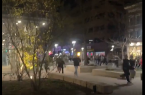 Πλήθος τρέχει στο άκουσμα πυροβολισμών