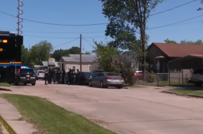 Αστυνομικές αρχές έξω από το σπίτι του εγκλήματος