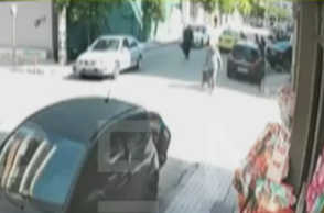 Η στιγμή που ο 89χρονος βγαίνει από τον ΕΦΚΑ στον Κεραμεικό - Δείτε το βίντεο