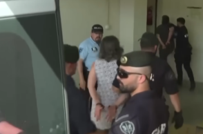 Η μητέρα τραγουδούσε κατά την άφιξή της στο δικαστήριο