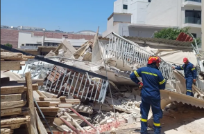 Κατάρρευση πολυκατοικίας στα Πετράλωνα: Αναφορές για 4 εγκλωβισμένους, ειδικοί σκύλοι στο έργο της διάσωσης